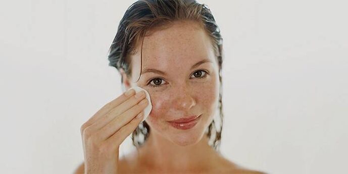 Aplicar el aceite en la piel de la cara para rejuvenecer. 