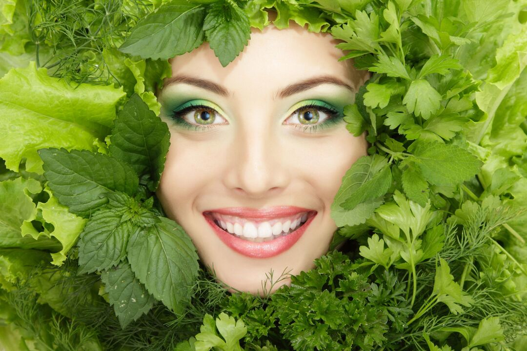 Piel del rostro joven, sana y bonita gracias al uso de hierbas beneficiosas